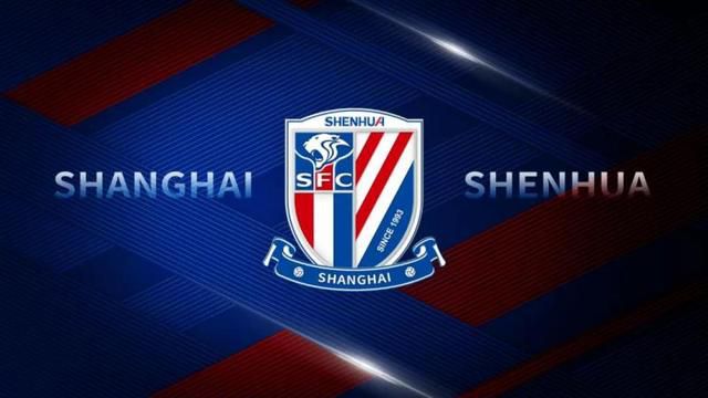 剧集《小巷人家》的两位主演也在红毯甜蜜重聚，李光洁身着黑色西装，绅士稳重。