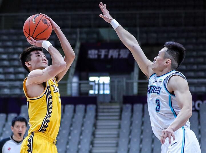 导演高群书深谙战争、历史题材，从还原二战后国际司法正义的《东京审判》，到深挖抗战时期谍战风云的《风声》，再到近年聚焦隐蔽战线斗争的《刀尖》，他始终擅长以细腻的镜头语言、扎实的叙事节奏，将宏大历史背景下的个体命运与家国情怀紧密交织，让观众在光影中触摸历史的温度。