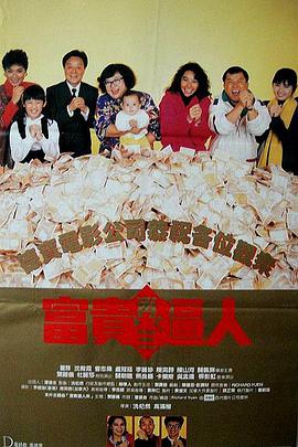 她头戴帽子口罩遮面，身穿宝蓝色羽绒服配阔腿裤，帽子、口罩、围巾将自己包裹严实。